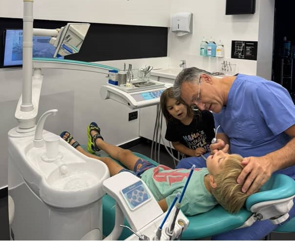 Dete u ortodontskoj stolici tokom pregleda ortodonta